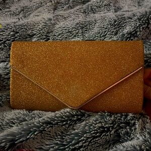 Gold purse!!
-(A shoulder bag)-